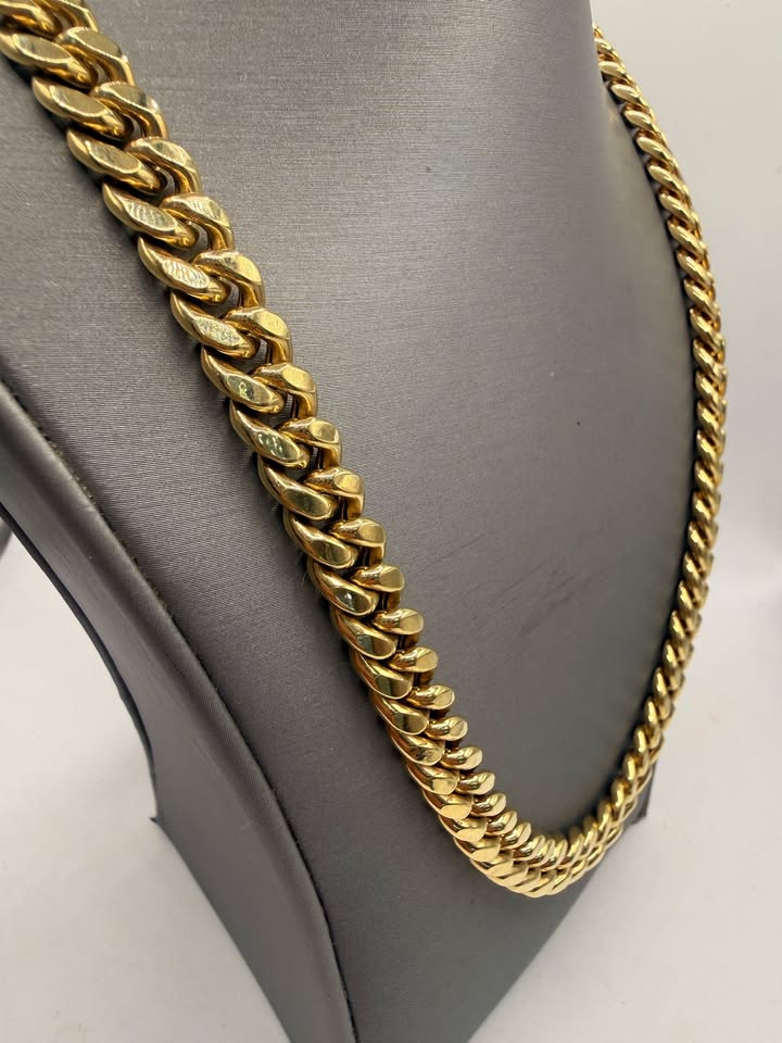 14K Yellow Gold Cuban Link Chain 22 Inch 9.5mm close-up side drape on bust