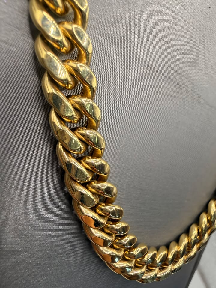14K Yellow Gold Cuban Link Chain 9.5mm macro detail of interlocked links