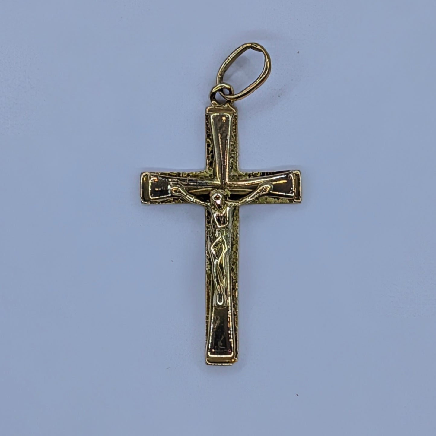 18K Yellow Gold Crucifix Pendant – 17mm x 28mm | 2.8g