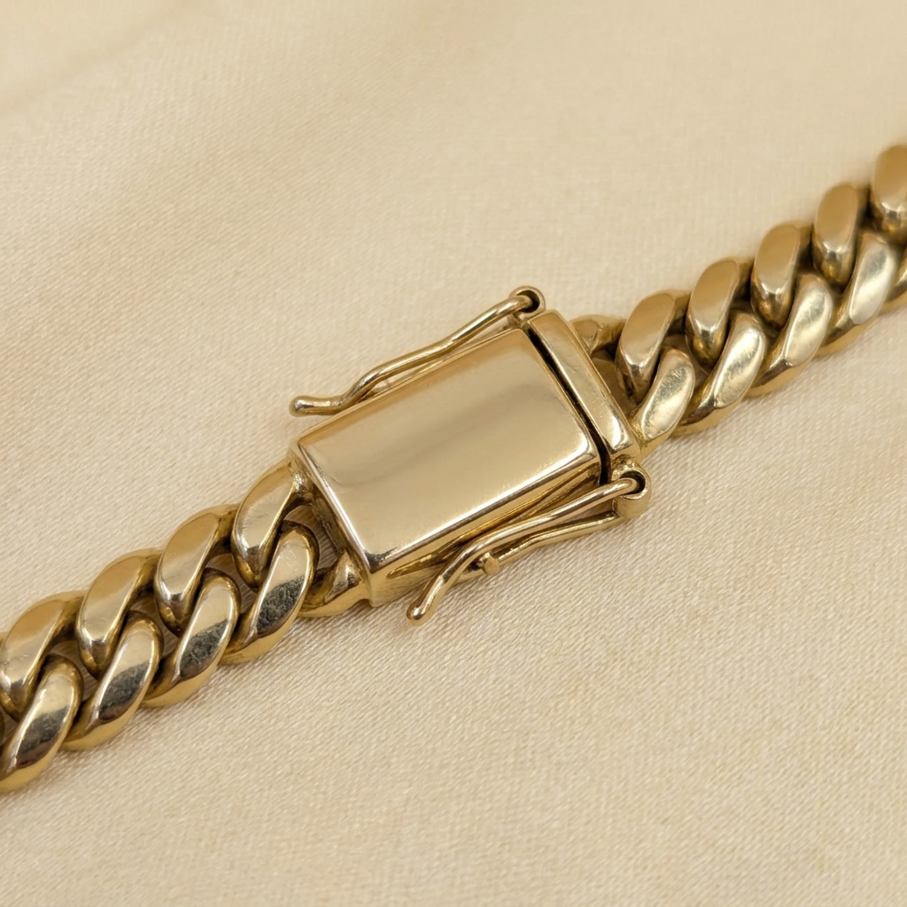 G543 gold chain box clasp and dual safety catch detail
