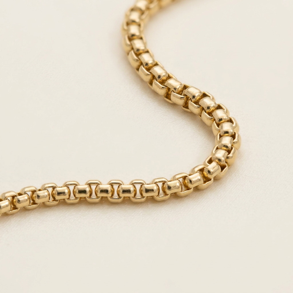 Close-up of the rounded box links on the gold anklet