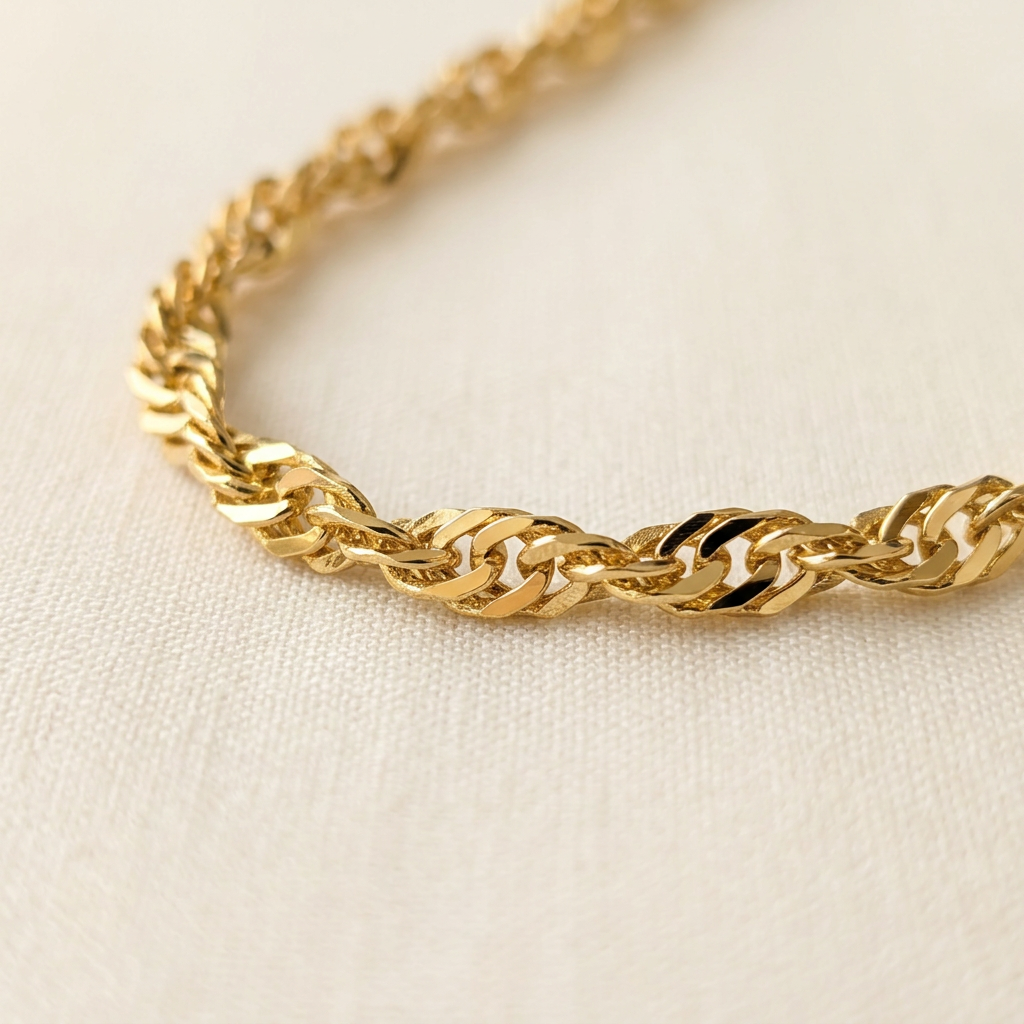 Close-up of the yellow gold quasi-rope chain links