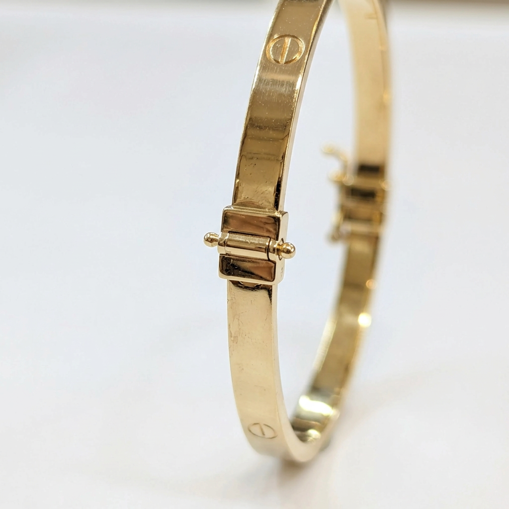 R207 bangle detail close-up